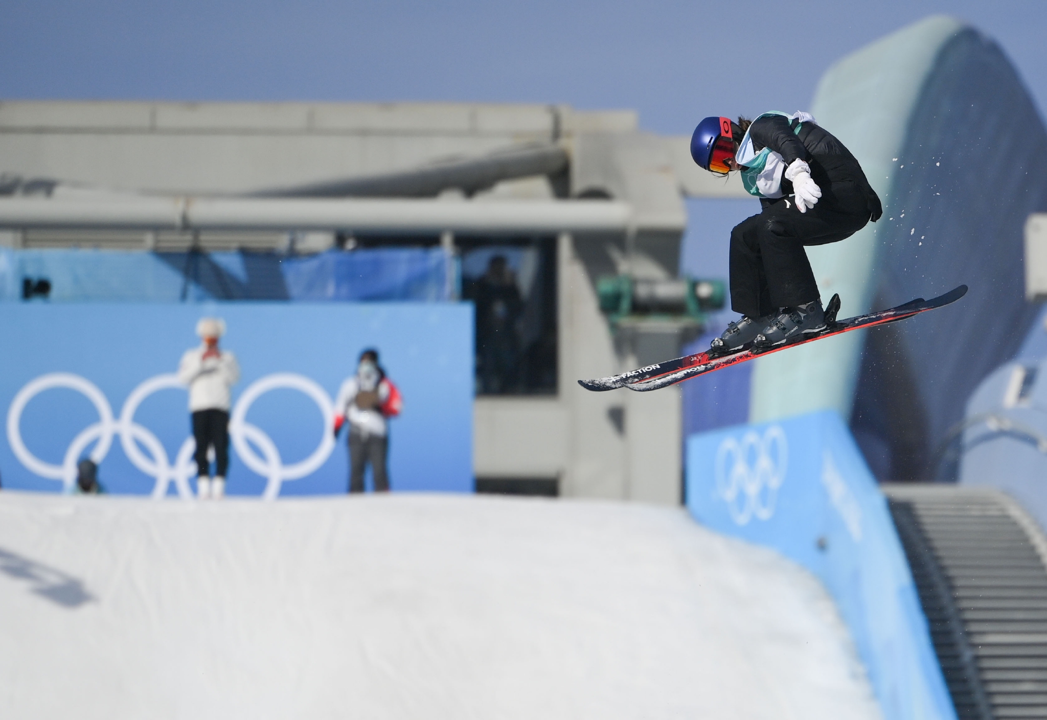 谷爱凌冬奥会首秀！在自由式滑雪女子大跳台资格赛中，中国选手谷爱凌成功晋级决赛，其队友杨硕瑞遗憾无缘决赛。休闲区蓝鸢梦想 - Www.slyday.coM