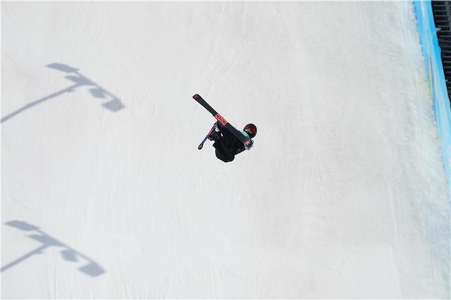 中国队“人气王”谷爱凌：冬奥首秀不紧张，穿“龙板”晋级决赛休闲区蓝鸢梦想 - Www.slyday.coM