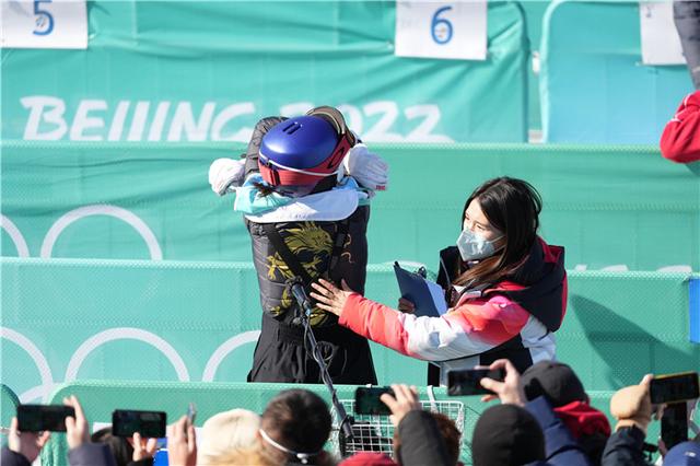 中国队“人气王”谷爱凌：冬奥首秀不紧张，穿“龙板”晋级决赛休闲区蓝鸢梦想 - Www.slyday.coM