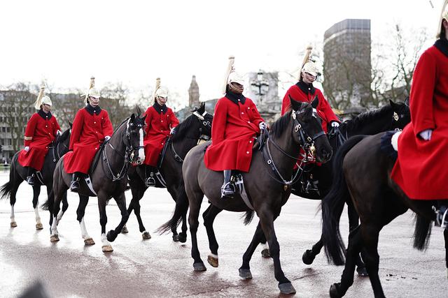 英国女王登基70周年苏格兰卫队白金汉宫前举行换岗仪式