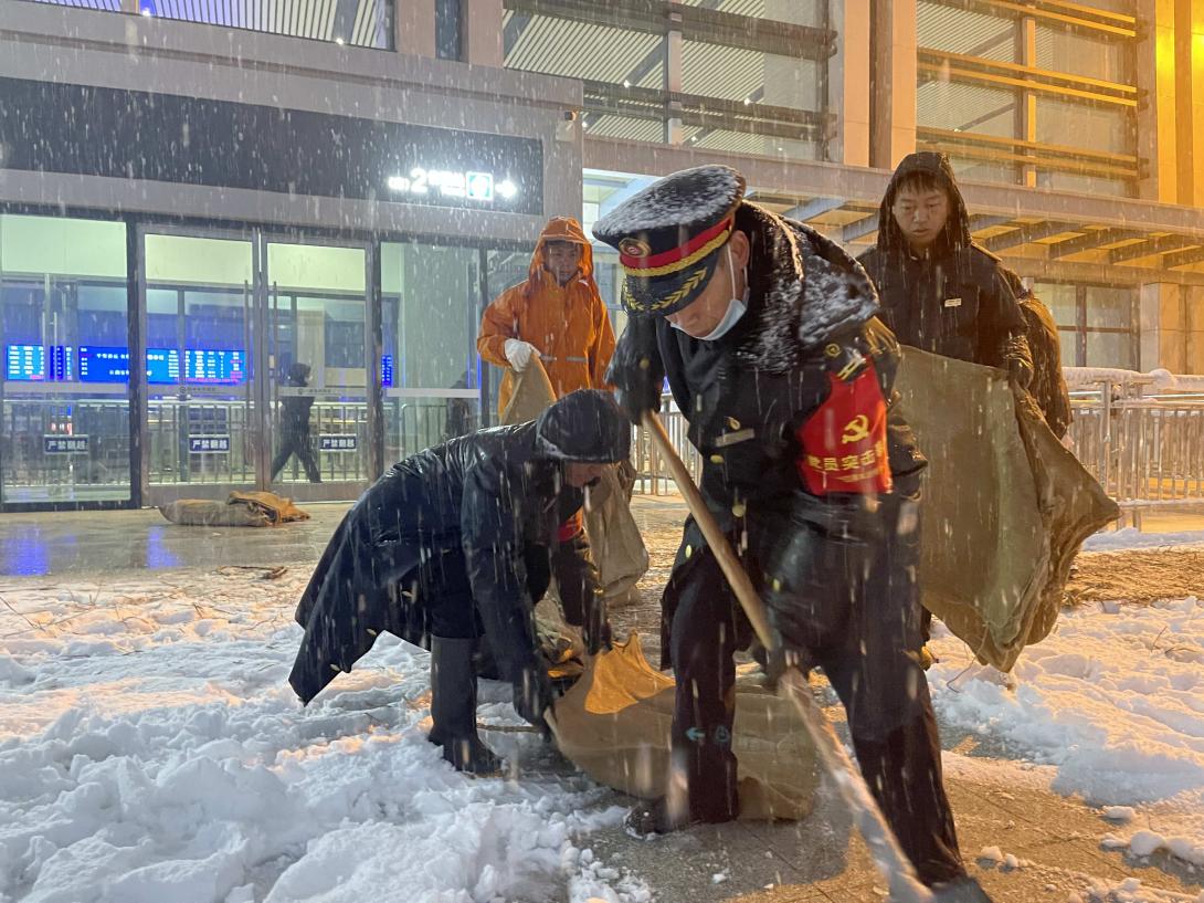麻城车务段与工务段合力清扫道岔积雪(张周凯摄)