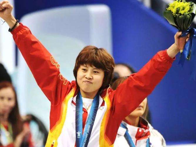 王濛带了秒表来解说短道速滑，激动时大喊：看是谁伸的魔爪？！休闲区蓝鸢梦想 - Www.slyday.coM