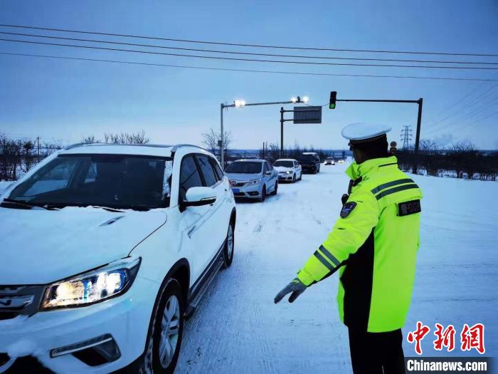 宁夏交警在雪天中执勤。石嘴山市公安局交通警察分局 供图