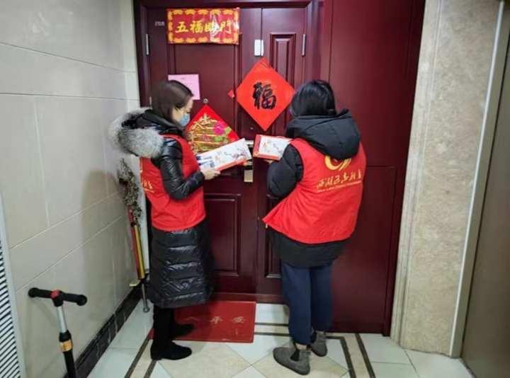 杭州西湖三墩镇331名在职党员下沉防疫一线红色代跑为民服务