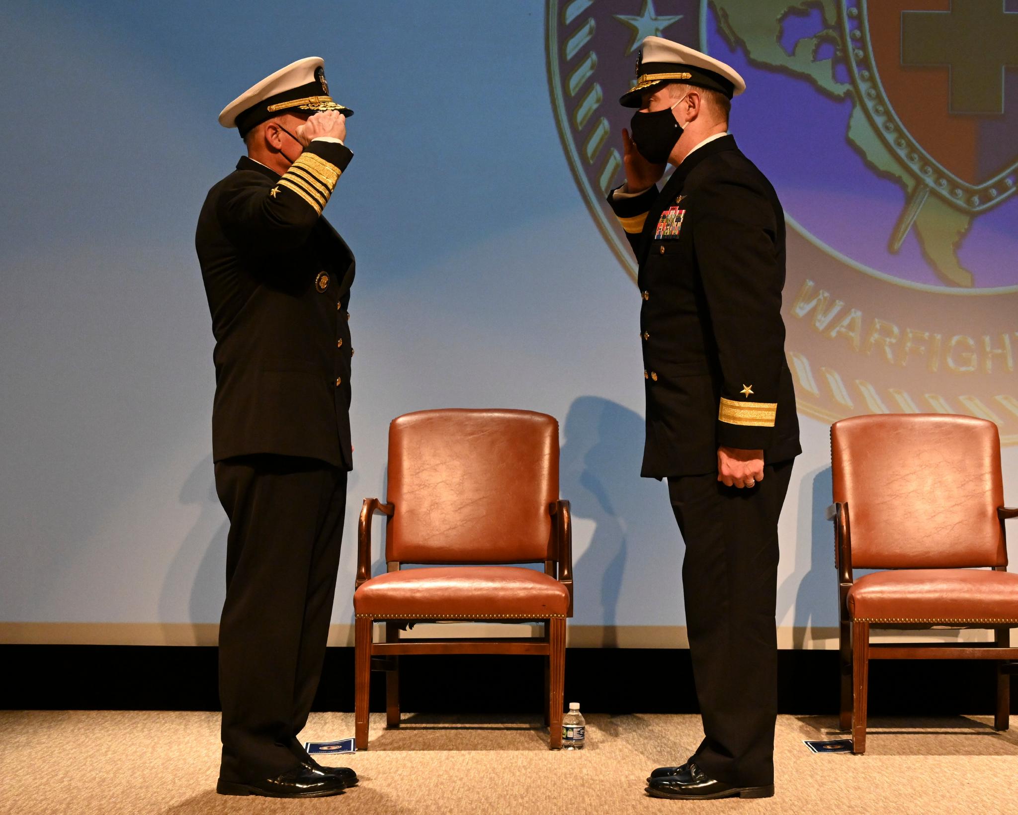 美国海军少将弗雷德里克·卢奇特曼（左），向海军作战部长吉尔代上将宣誓就职 图源：USNI