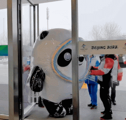 亲王、奥运明星、记者都爱不释手，没有人可以拒绝冰墩墩！休闲区蓝鸢梦想 - Www.slyday.coM