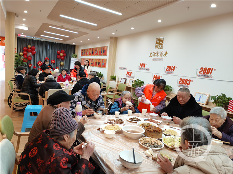新春观察养老院里的隔辈亲越来越多