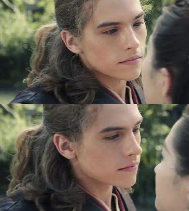 图兰朵蓝眼睛久违现身颜值下滑维密天使女友坐腿上