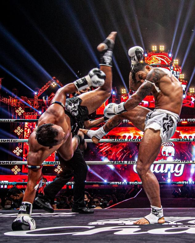 汽车撞向善猜瞬间灵活闪现死里逃生视频曝光