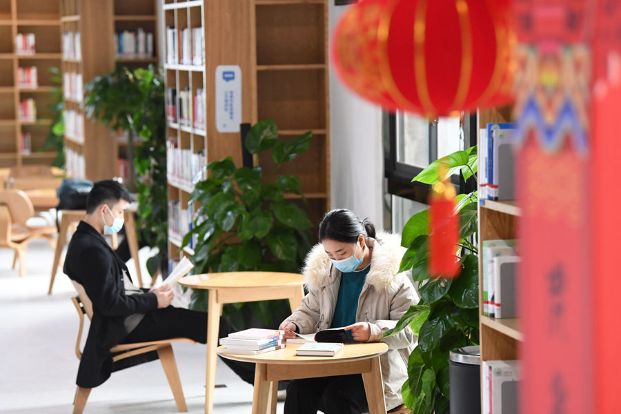 市民走进贵阳市南明区图书馆读书"充电",在浓浓书香中静享假日时光