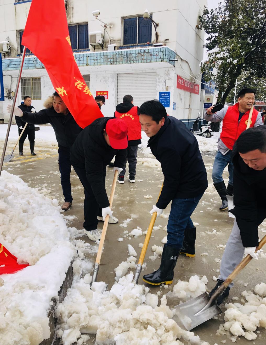 黨員幹部發揚不怕苦,不怕累的精神,堅持奮戰在掃雪防凍一線,清掃積雪