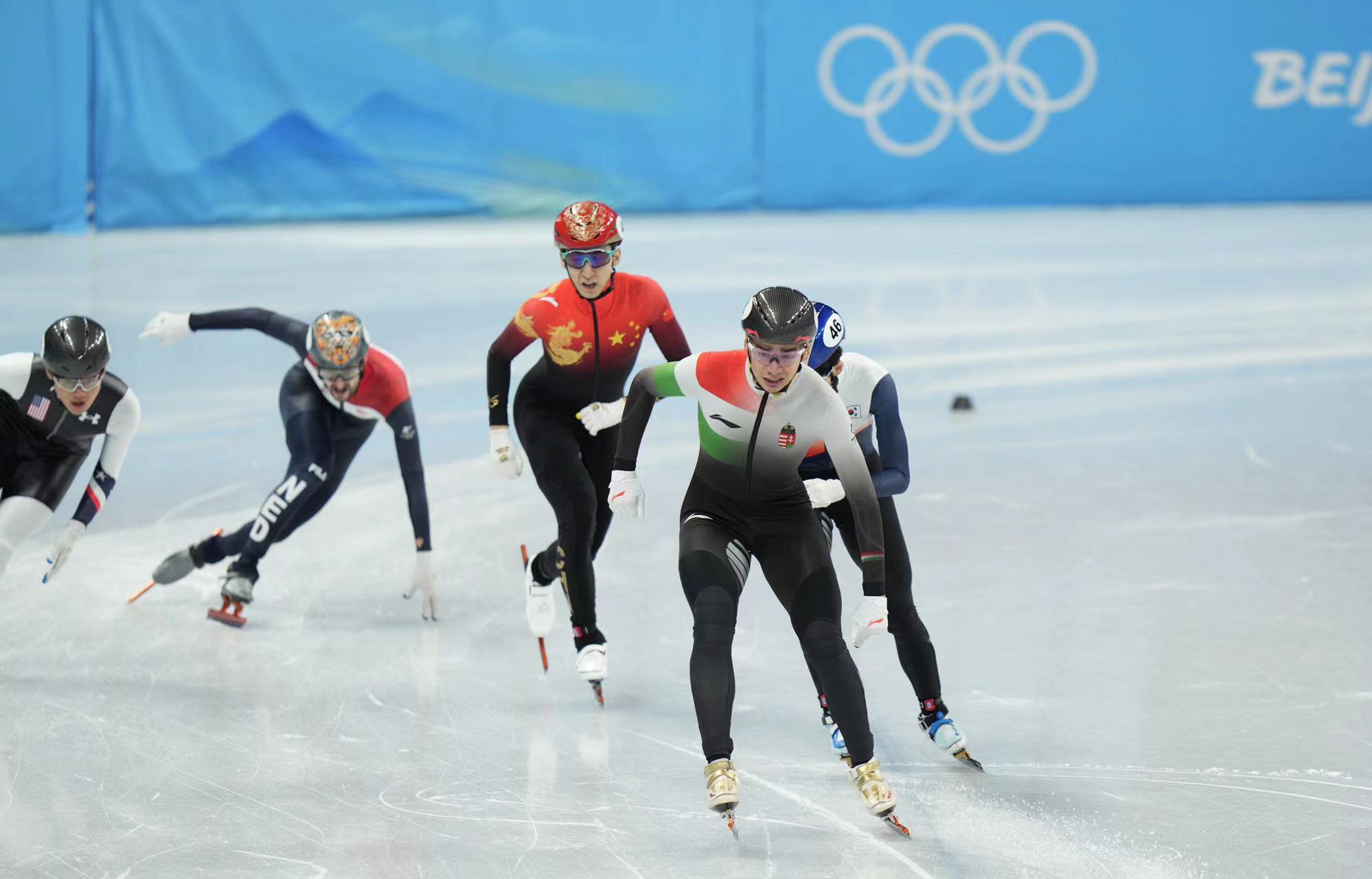 结果意外发生在最后一圈,刘少昂突然摔倒,武大靖以第三名的成绩冲过