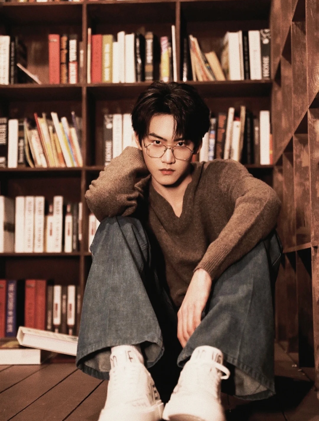 周柯宇迎春毛衣大片周丹金丝边眼镜造型上线