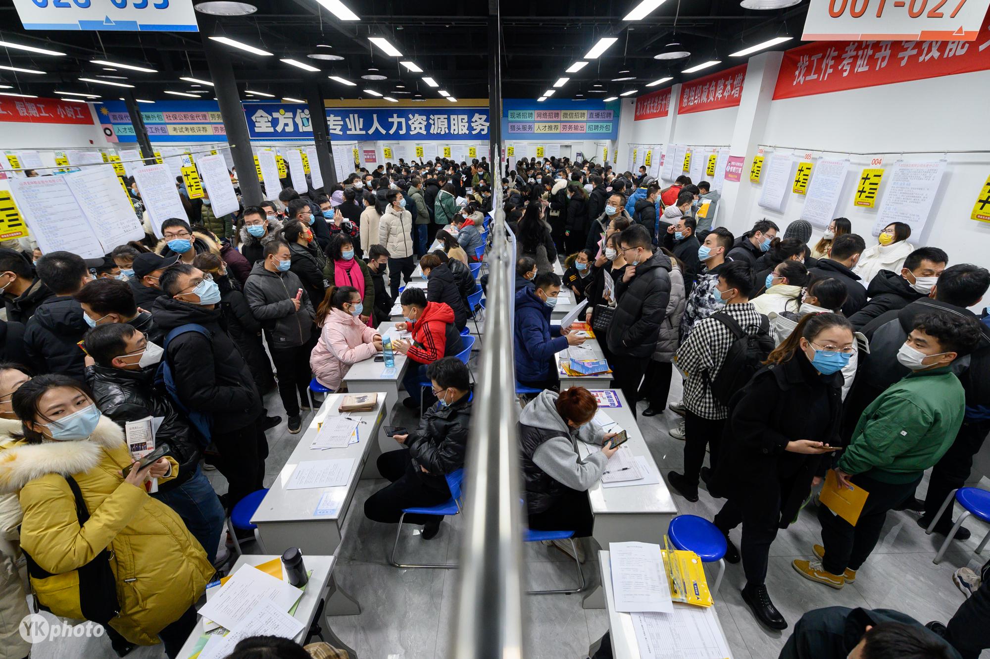 2022年2月8日,山西省太原市,大批求职者排队进入太原人才大市场应聘