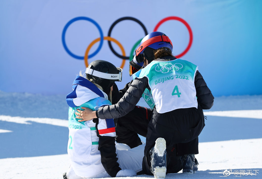 暖心!谷爱凌跪地安慰失误选手 外媒:这就是奥运精神休闲区蓝鸢梦想 - Www.slyday.coM 暖心!谷爱凌跪地安慰失误选手 外媒:这就是奥运精神休闲区蓝鸢梦想 - Www.slyday.coM