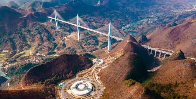 平塘特大桥配套运营的"天空之桥"观光服务区"天空之桥"观光服务区"