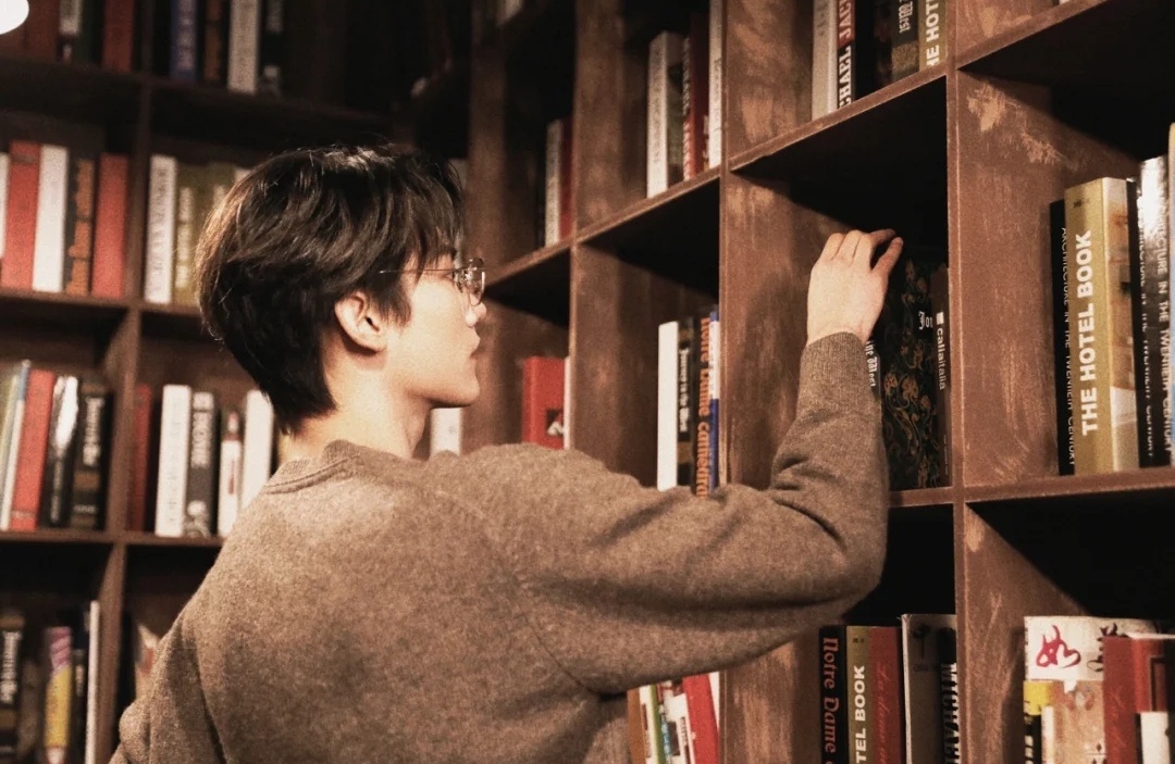 周柯宇迎春毛衣大片周丹金丝边眼镜造型上线