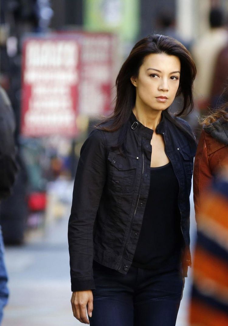 美女华裔演员爆火又酷又飒迷倒外国网友59岁这么美