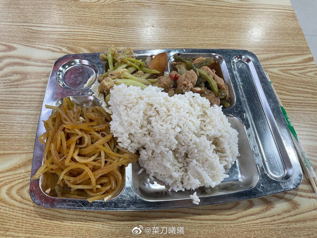 上班了在食堂吃飯