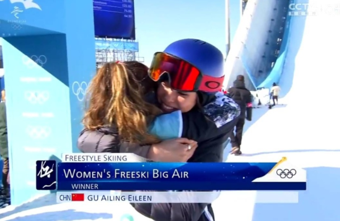 谷爱凌高举冰墩墩庆祝!拥抱落泪对手,央视:自信的中国人最美休闲区蓝鸢梦想 - Www.slyday.coM 谷爱凌高举冰墩墩庆祝!拥抱落泪对手,央视:自信的中国人最美休闲区蓝鸢梦想 - Www.slyday.coM