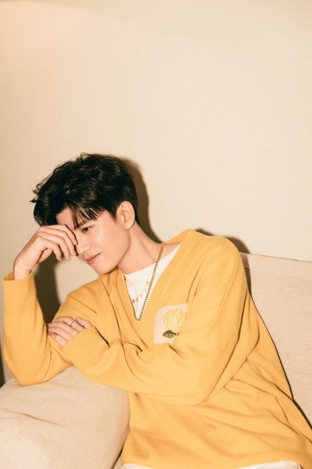 任嘉伦穿黄色针织衫好显白搭配白色休闲裤阳光可爱又帅气