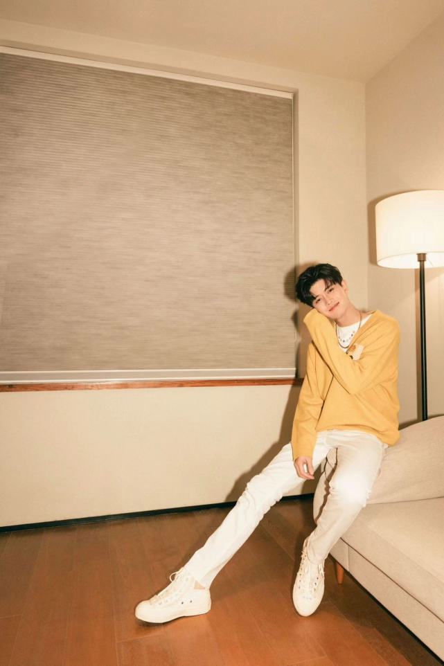 任嘉伦穿黄色针织衫好显白搭配白色休闲裤阳光可爱又帅气