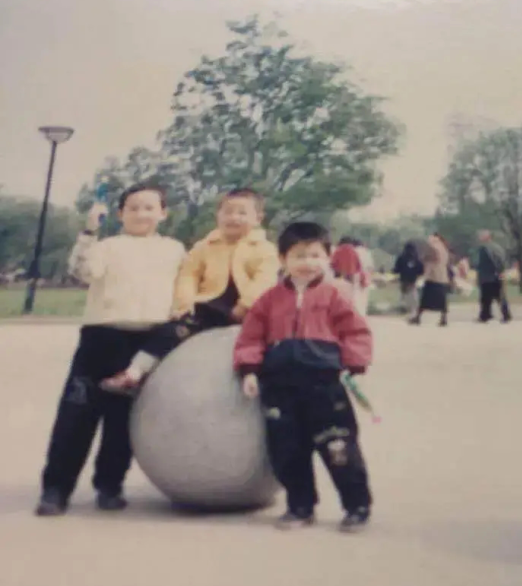 你还记得童年是什么样子吗？八张老照片，带你一起回忆童年休闲区蓝鸢梦想 - Www.slyday.coM