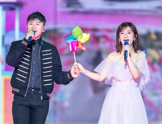 张杰和谢娜被曝跳单买房,疑因中介费过高所致,全网呼吁取消中介休闲区蓝鸢梦想 - Www.slyday.coM 张杰和谢娜被曝跳单买房,疑因中介费过高所致,全网呼吁取消中介休闲区蓝鸢梦想 - Www.slyday.coM