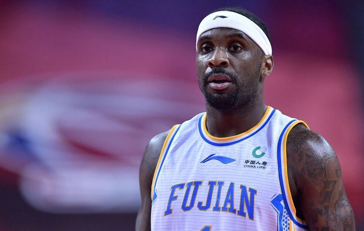 前cba外援泰劳森因伤人被捕此前因发表不当言论被cba终身禁赛