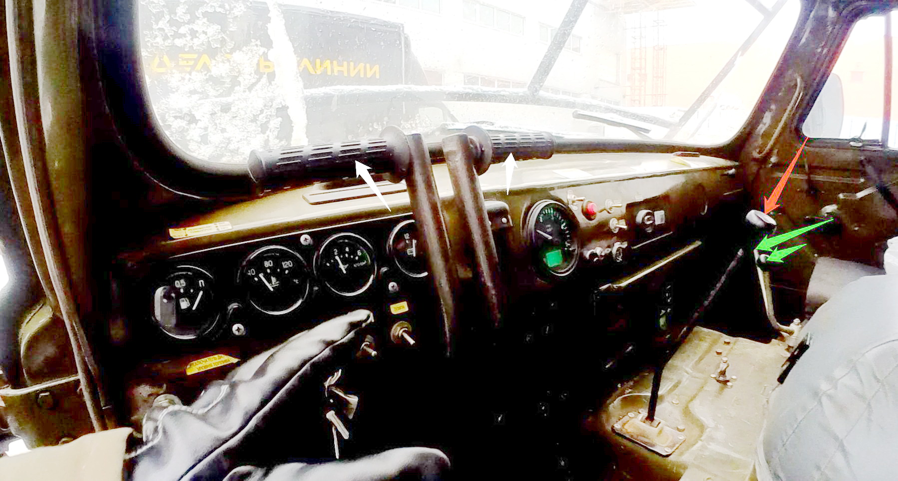 换装履带式行走机构的uaz-452高机动载具的内饰,与原型车完全一致.