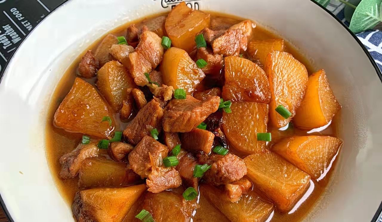 萝卜炖肉用料白萝卜半个,猪肉300克,葱段,姜片,桂皮1小段,八角1个.