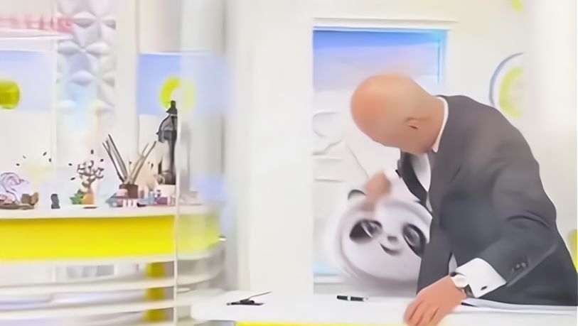 嘉宾把冰墩墩坐屁股底下!日本记者大喊阻止:不要让你屁股靠近它休闲区蓝鸢梦想 - Www.slyday.coM 嘉宾把冰墩墩坐屁股底下!日本记者大喊阻止:不要让你屁股靠近它休闲区蓝鸢梦想 - Www.slyday.coM