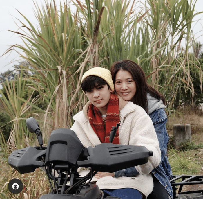 张智霖庆祝结婚21周年,将袁咏仪紧搂怀中,相爱超30年却未办婚礼休闲区蓝鸢梦想 - Www.slyday.coM 张智霖庆祝结婚21周年,将袁咏仪紧搂怀中,相爱超30年却未办婚礼休闲区蓝鸢梦想 - Www.slyday.coM