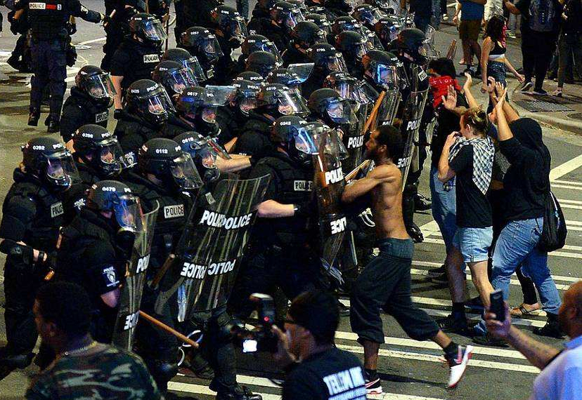 美国又乱了！无辜黑人男子被警察射杀，大批群众涌上街头发表抗议休闲区蓝鸢梦想 - Www.slyday.coM