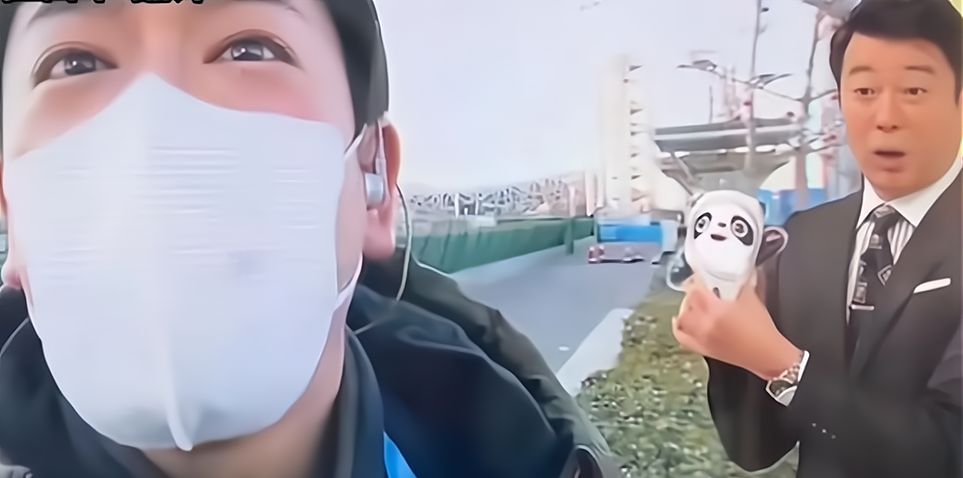 嘉宾把冰墩墩坐屁股底下!日本记者大喊阻止:不要让你屁股靠近它休闲区蓝鸢梦想 - Www.slyday.coM 嘉宾把冰墩墩坐屁股底下!日本记者大喊阻止:不要让你屁股靠近它休闲区蓝鸢梦想 - Www.slyday.coM