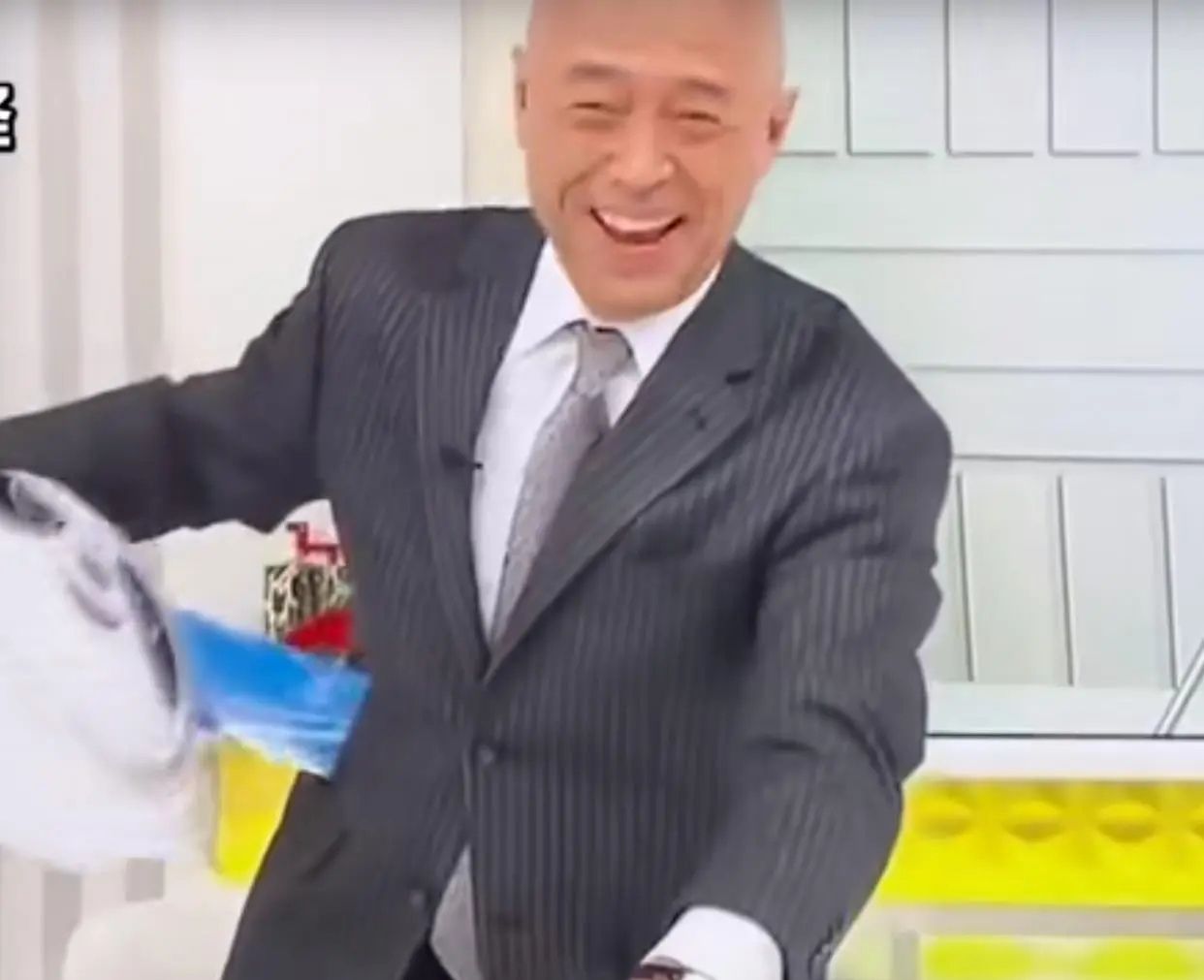 嘉宾把冰墩墩坐屁股底下!日本记者大喊阻止:不要让你屁股靠近它休闲区蓝鸢梦想 - Www.slyday.coM 嘉宾把冰墩墩坐屁股底下!日本记者大喊阻止:不要让你屁股靠近它休闲区蓝鸢梦想 - Www.slyday.coM