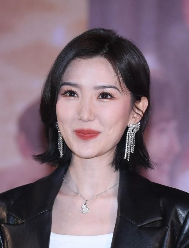 黑色是不挑年龄不挑人的,所以30岁左右的女孩子想要学习黑色穿搭的话