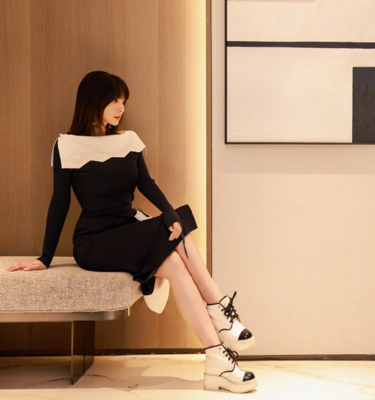 柳岩穿拖鞋在酒店内演唱!用力唱歌脸颊超红|柳岩|脸颊|酒店_新浪新闻