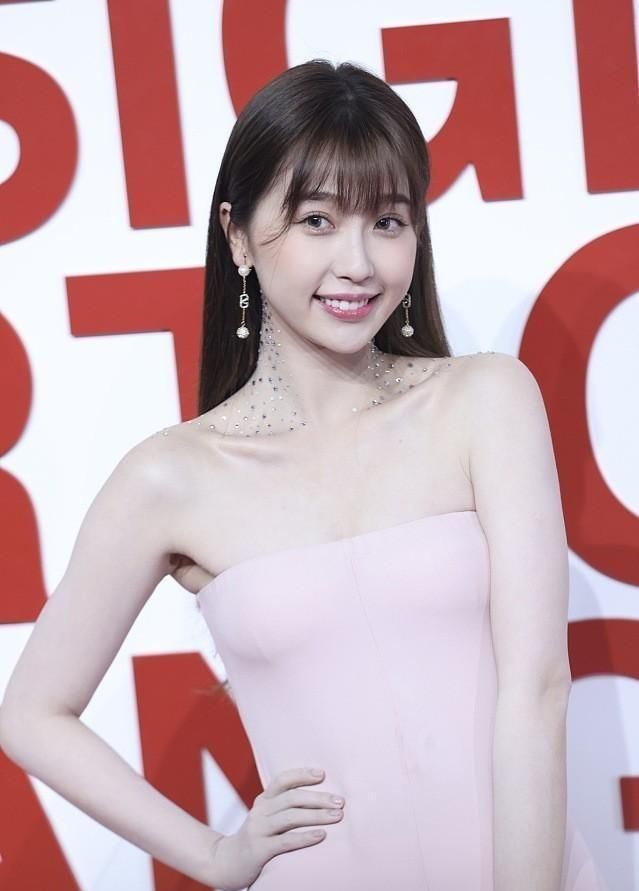 虞书欣穿粉色抹胸裙秀香肩,配白色手袋挺优雅,看得出富千金气质|珍珠