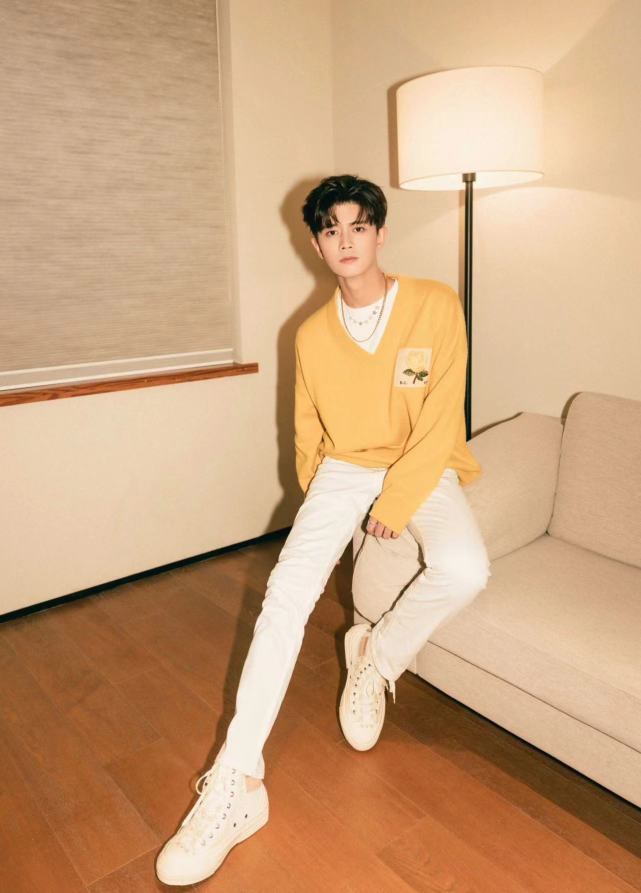 任嘉伦穿黄色针织衫好显白搭配白色休闲裤阳光可爱又帅气