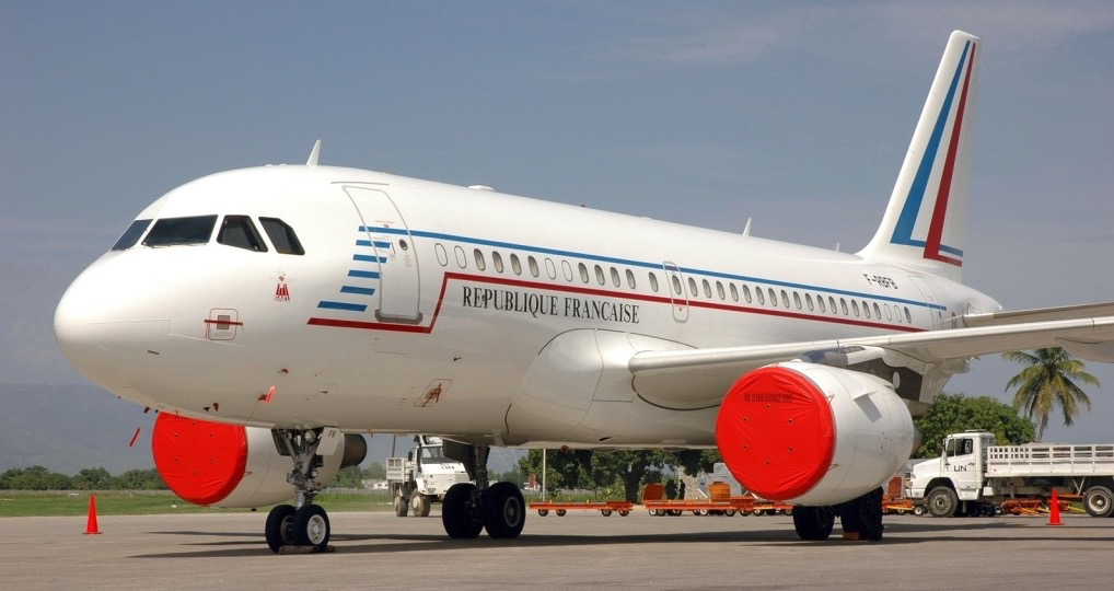 和事佬马克龙2天访俄罗斯乌克兰揭秘法国总统专机空客a330