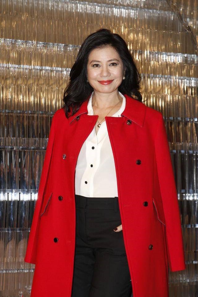 61岁钟楚红仿佛冻龄红色大衣配白衬衫成熟而不老气美得太高级