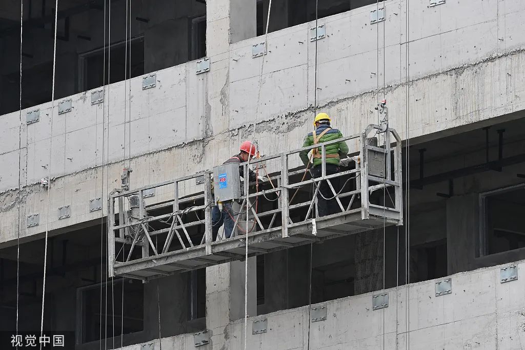 2022年2月7日，重庆，小学建设现场，建筑工人正在紧张施工。