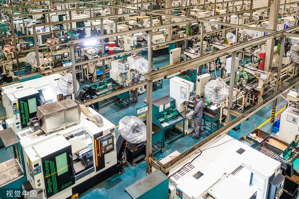2022年2月7日，浙江省温岭市某车间内，工人们在岗位上忙碌，开足马力赶订单，全力冲刺新春“开门红”。
