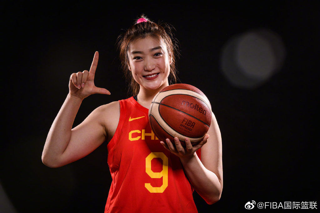 中国女篮世预赛定妆照曝光身穿红色球衣手拿篮球飒爽十足