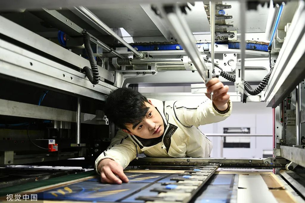 2022年2月7日，在贵州省遵义市新蒲经开区，包装厂的工人在车间内忙碌。