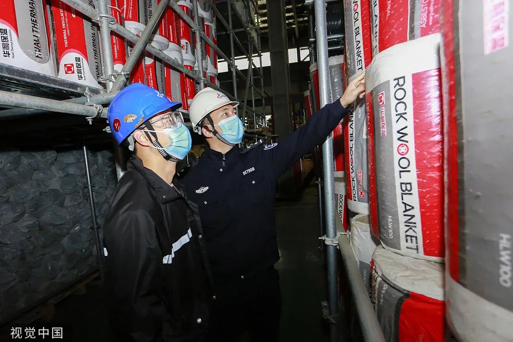 2022年2月7日，浙江省舟山市岱山县公安局秀山派出所民警正在企业仓库检查石棉存储情况。