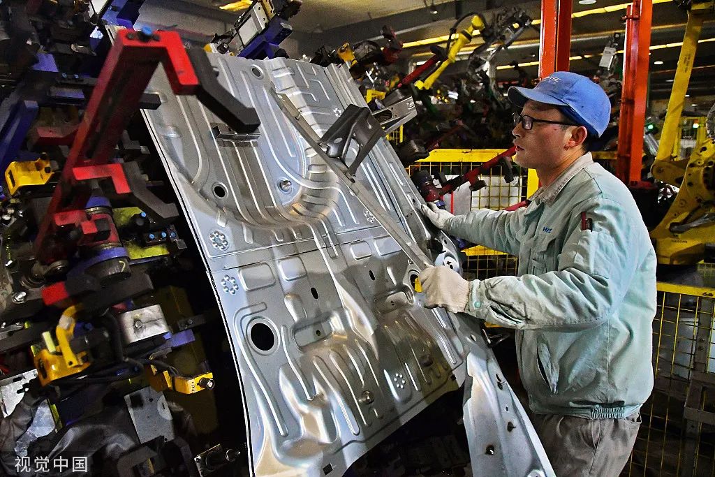 2022年2月7日，工人在山东烟台某车间进行零件安装作业。