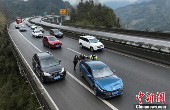 实拍京昆高速四川雅西段冰雪路段保畅工作