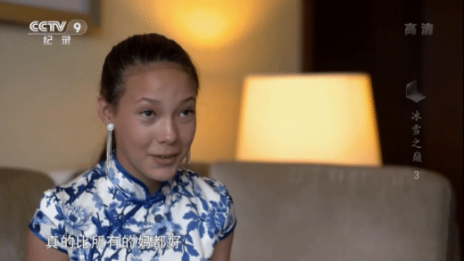谷爱凌接受采访，说起妈妈最好时的表情，还不好意思对着镜头挥挥手
